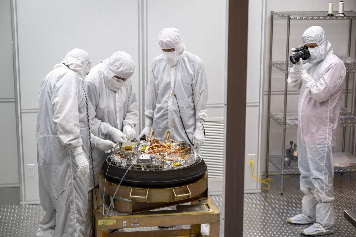 Sala limpia provisional instalada en un hangar, donde los miembros del equipo OSIRIS-Rex desmontan la cápsula para recoger el contenedor con la muestra del asteroide y enviarlo sin abrir a Houston. / Keegan Barber.  La muestra de Bennu –de unos 250 gramos– será trans