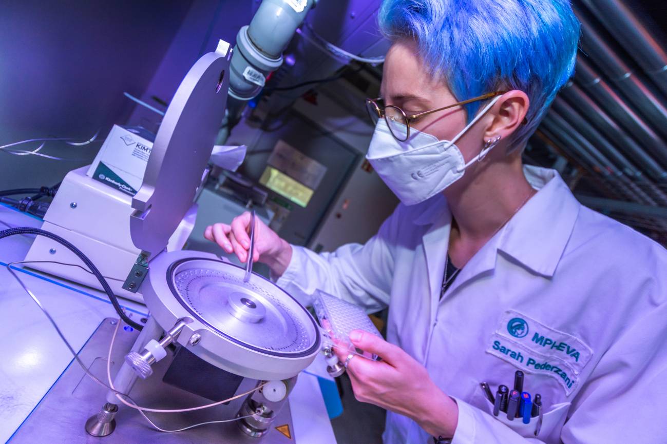 Sarah Pederzani durante la preparación química y purificación, tras la que se cargan muestras muy pequeñas para el estudio isotópico. / Instituto Max Planck de Antropología Evolutiva