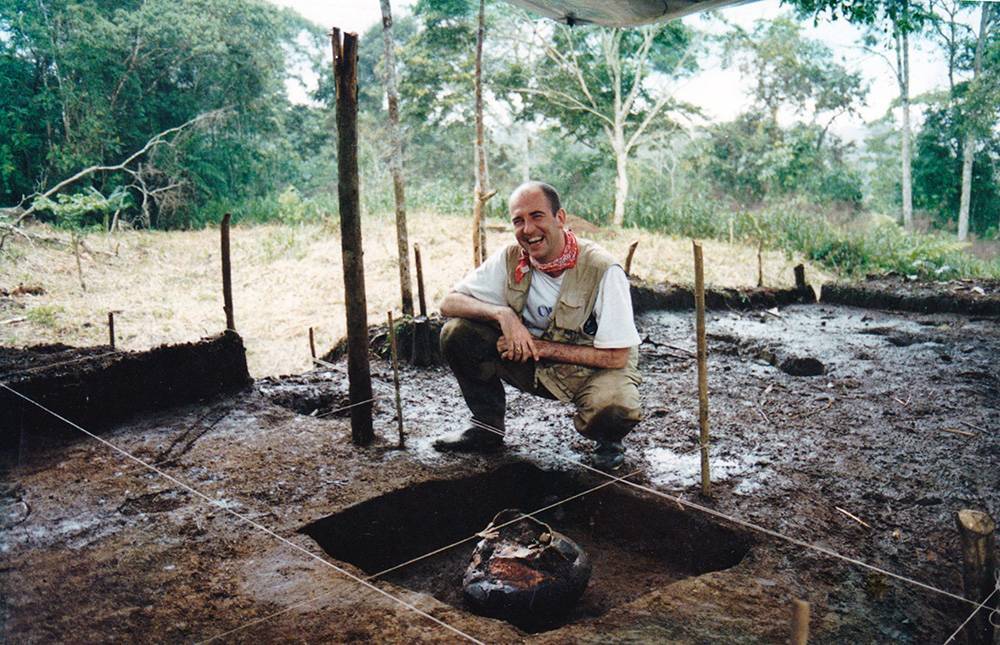 Stéphen Rostain detrás de una jarra de cerámica para cerveza de maíz (chicha) durante la excavación arqueológica en una plataforma de tierra del sitio de Sangay, en el Valle de Upano. / S. Rostain