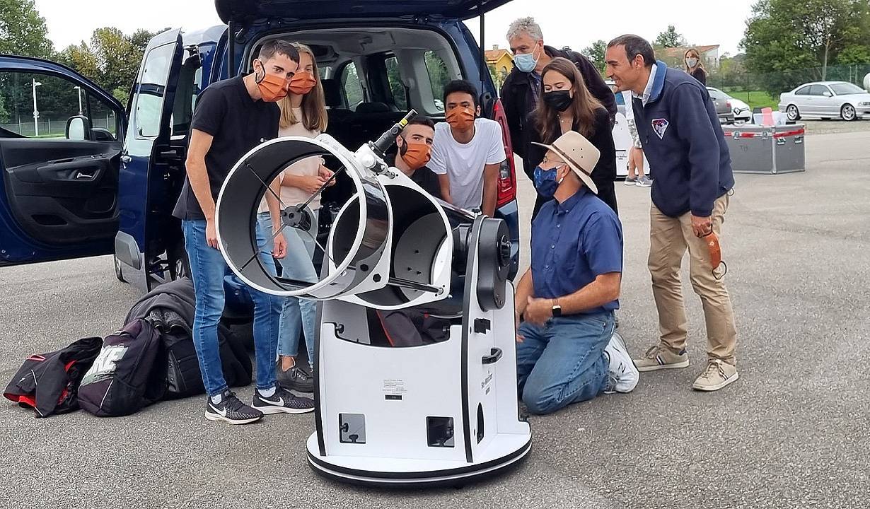 El astrónomo estadounidense Marc Buie enseña el funcionamiento de uno de los telescopios de la NASA en la explanada de la Escuela de Marina Civil de la Universidad de Oviedo.
