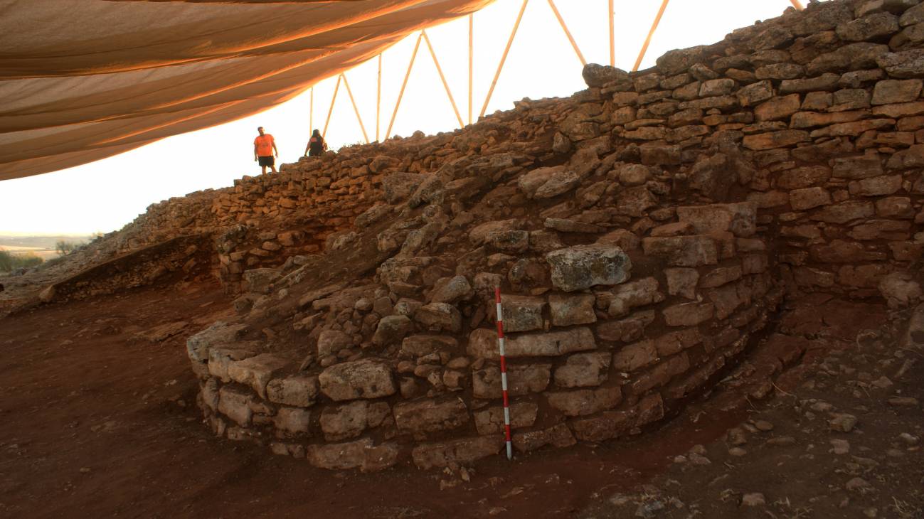 Vista de la torre documentada por la excavación