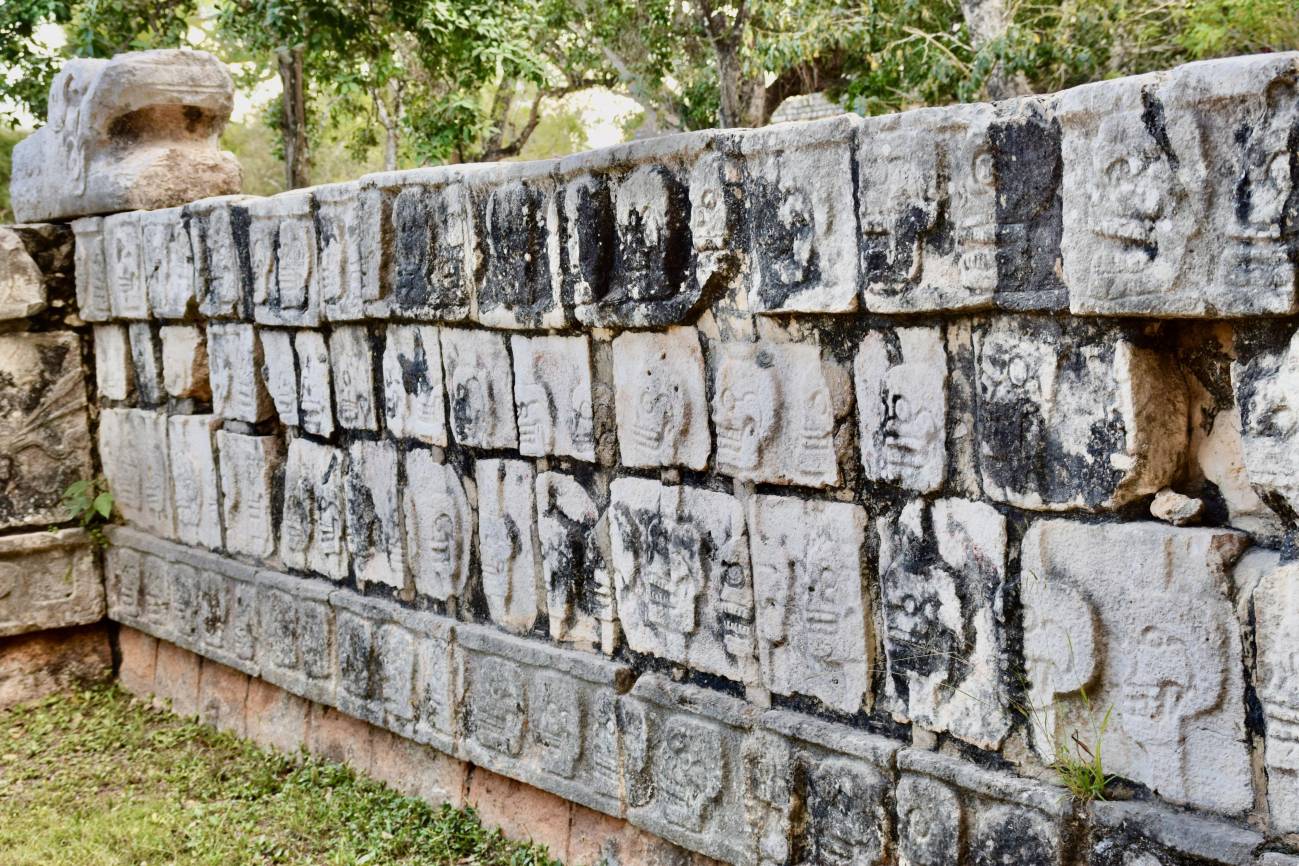 Parte de un tzompantli de piedra reconstruido en Chichén Itzá. / Christina Warinner