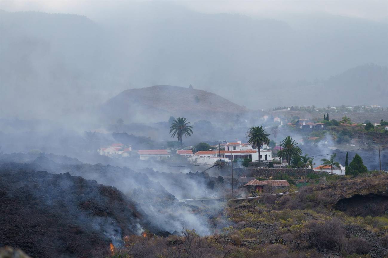 Una colada de lava se desplaza por el barrio de Todoque