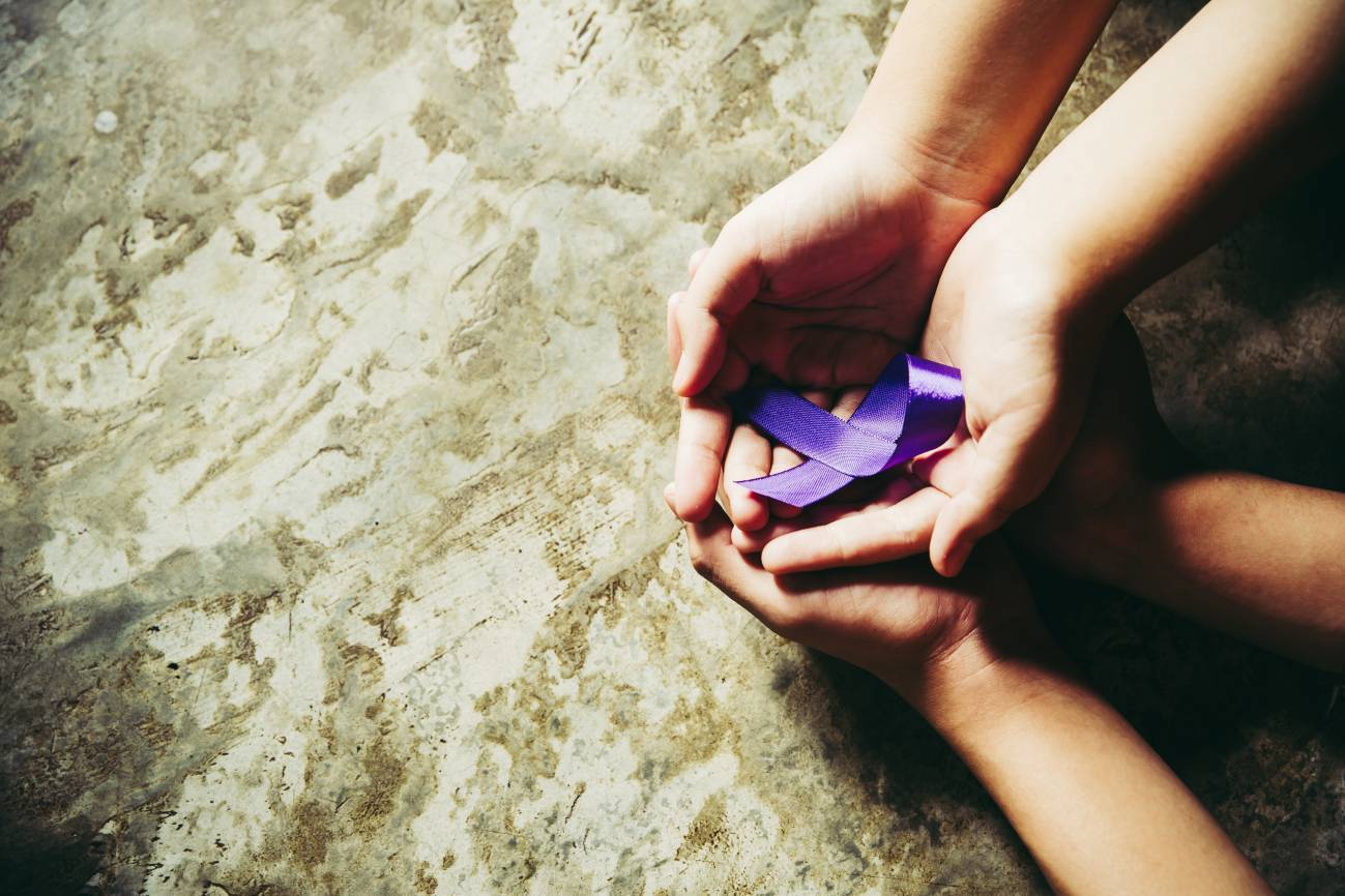 Las expertas consideran que debería revertir la situación y que quienes queden aisladas y se sientan solas no sean las víctimas, si no quienes ejercen la violencia. / Adobe Stock