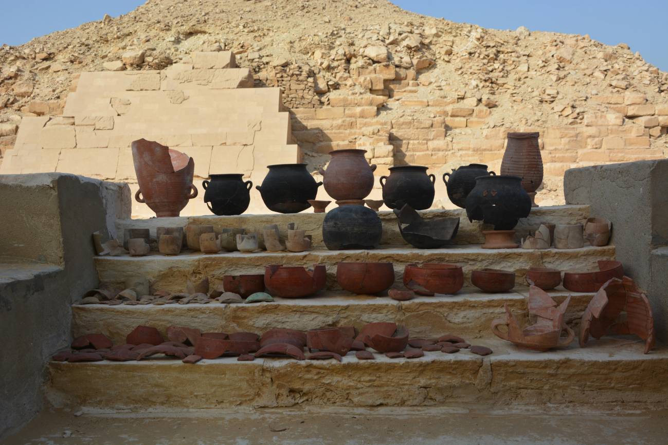 Recipientes del taller de embalsamamiento. / © Saqqara Saite Tombs Project, Universidad de Tubinga, Alemania. Fotógrafo: M. Abdelghaffar