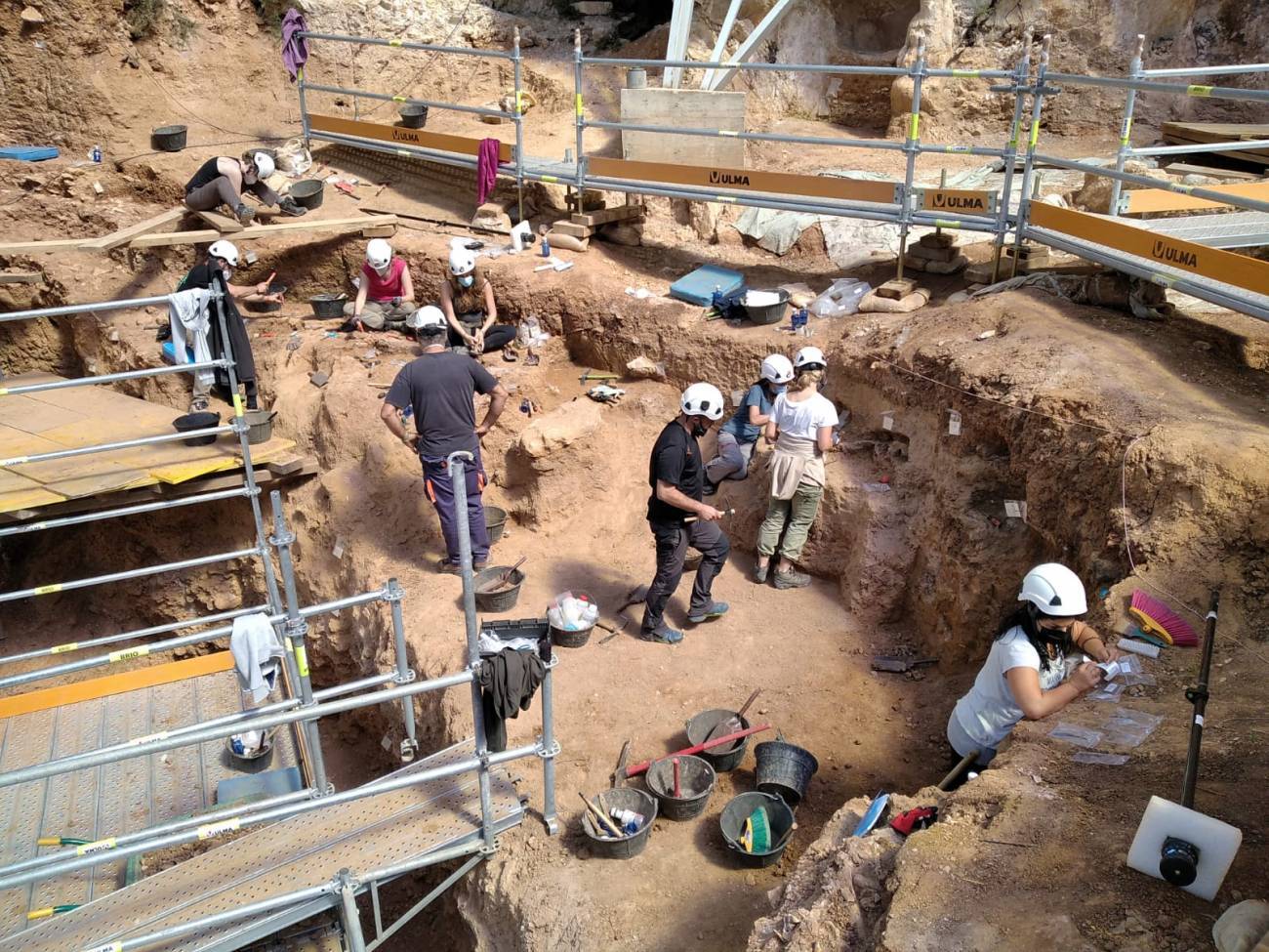 Trabajos de este verano en el yacimiento de Fantasma de Atapuerca, dentro de la Trinchera del Ferrocarril. / Cecilia García Campos