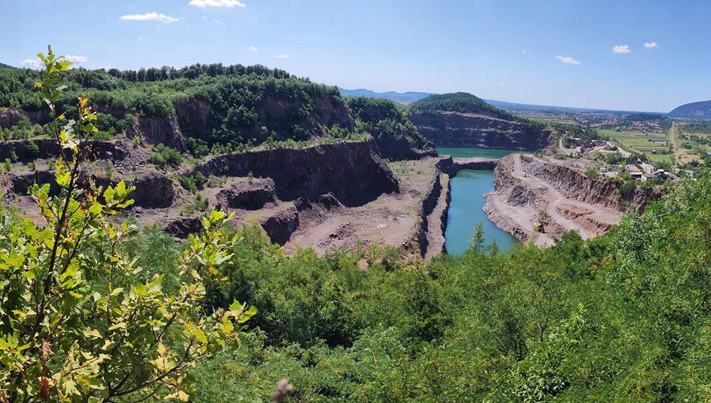 Vista panorámica de la cantera de Korolevo con el yacimiento detrás de la masa de agua. / Roman Garba