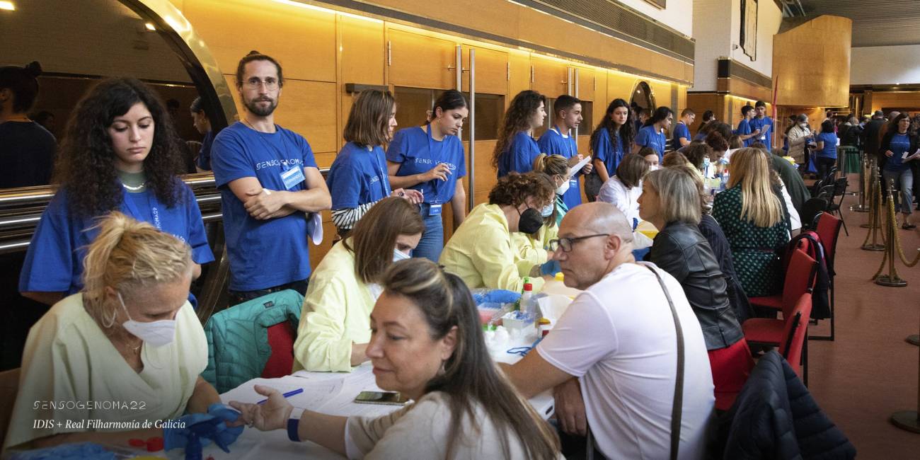 Voluntarios durante el acceso al concierto organizado por  Sensogenomic. / Real Filharmonia de Galicia