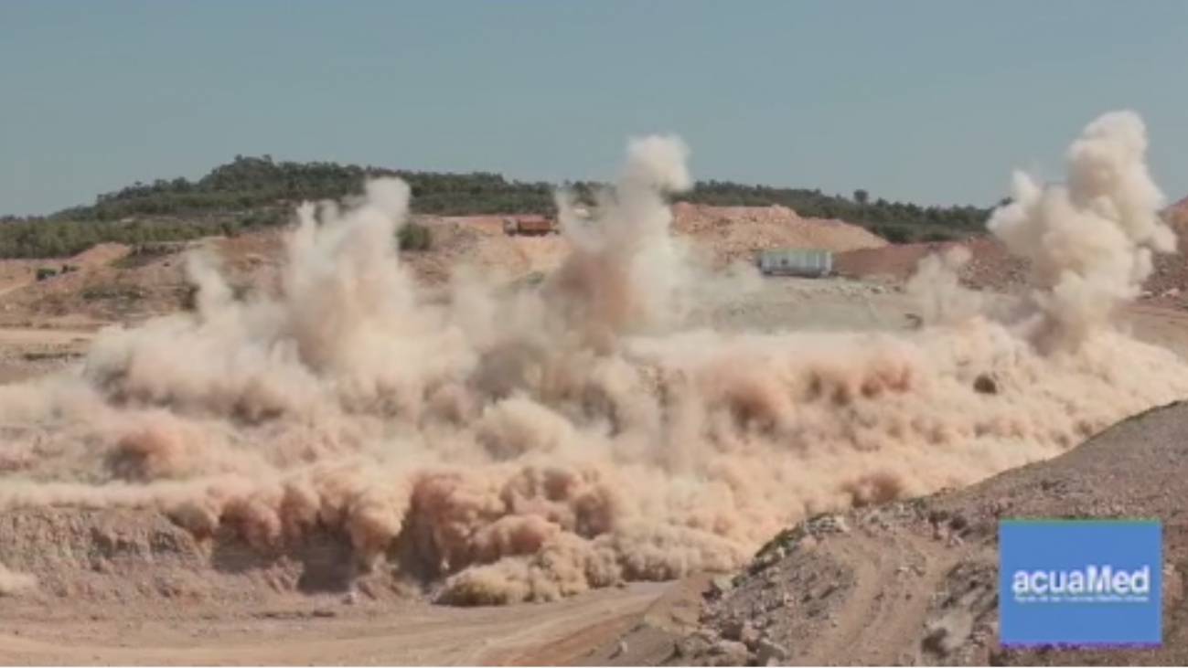 Voladura controlada en el vertedero.