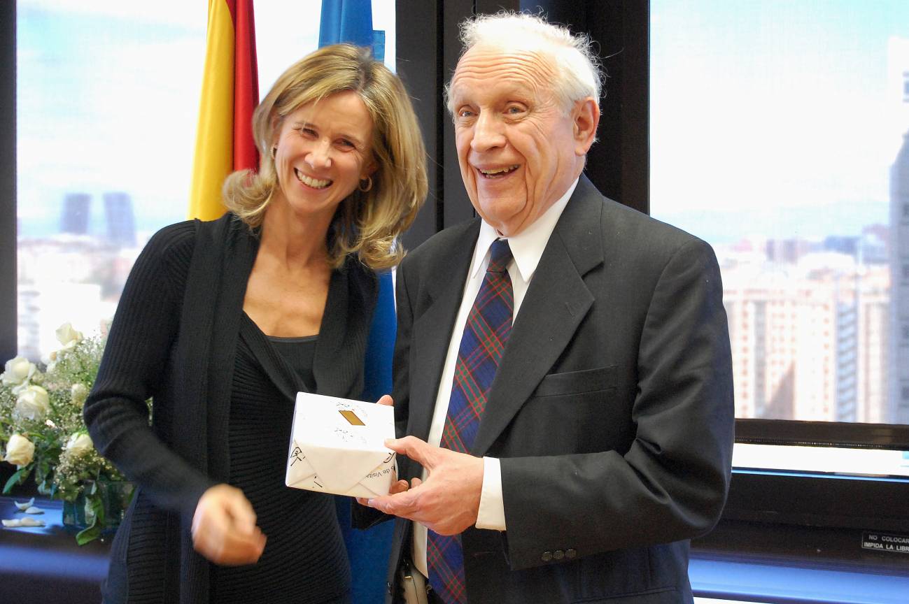 Cristina Garmendia recibe al premio Nobel de Física Roy J. Glauber