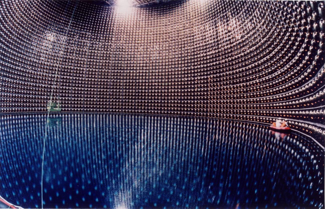 Interior del detector de neutrinos Superkamiokande