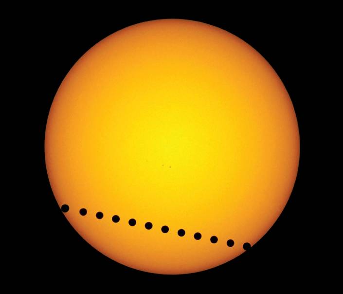 Tránsito de Venus por delante del sol durante el año 2004. Imagen:E.Slawik, Nature.  