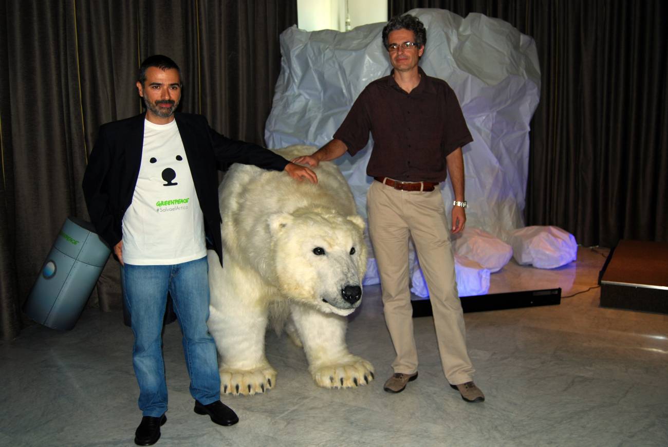 Julio Barea (izquierda), y Mario Rodríguez (derecha), junto a la osa polar Paula, durante la presentación de la campaña. Imagen: SINC. 