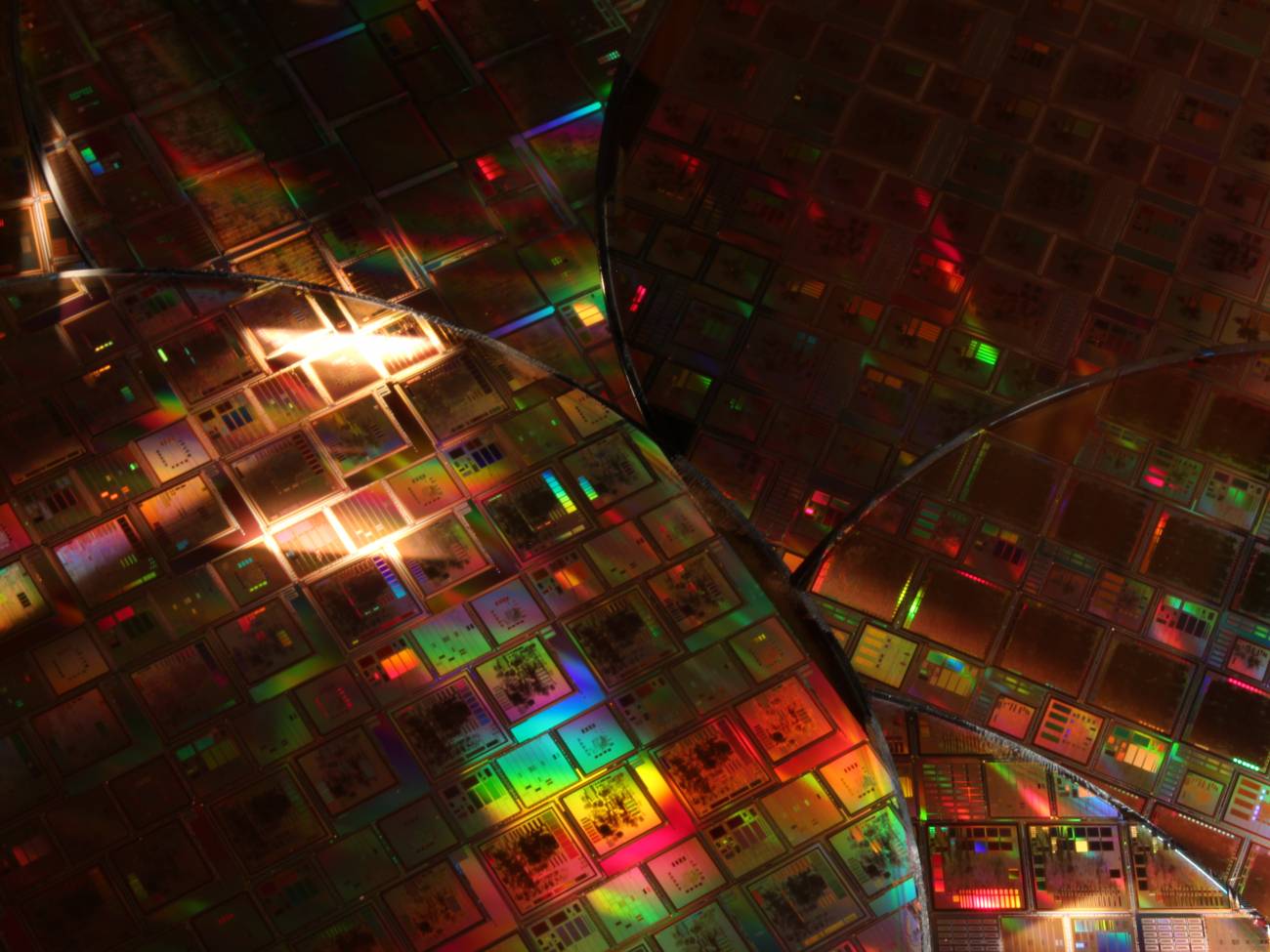 La imagen consta de una colección de seis discos de silicio que contienen catorce diferentes diseños de chips desarrollados por varias empresas europeas durante los últimos ocho años, con el apoyo financiero y técnico de la ESA. / ESA
