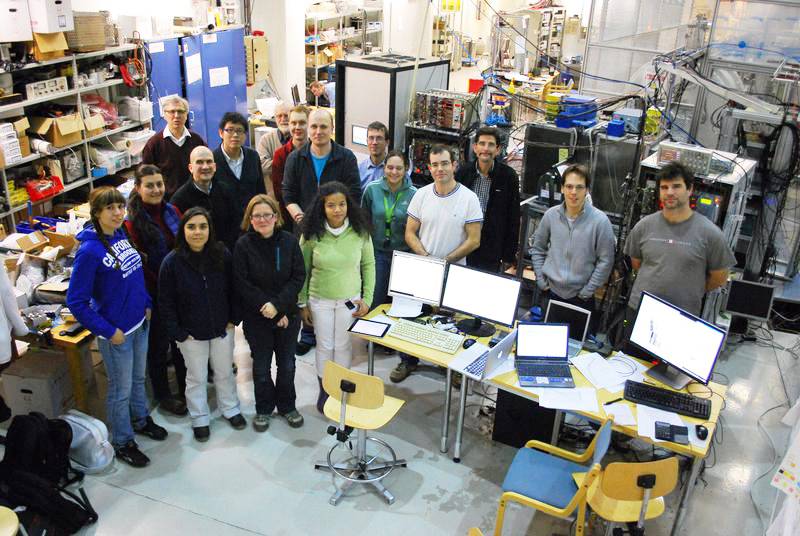 Investigadores del Instituto de Física Corpuscular junto al detector DTAS de la instalación finlandesa para física nuclear IGISOL-IV. / Grupo de Espectroscopía Gamma y Neutrones-IFIC.