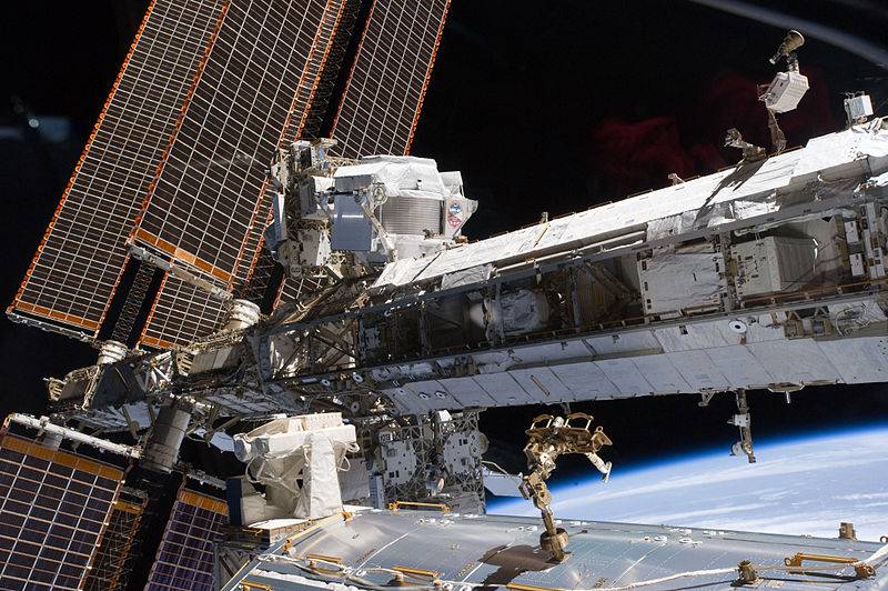 El espectrómetro AMS (arriba en el centro) sobre la Estación Espacial Internacional. / NASA. 