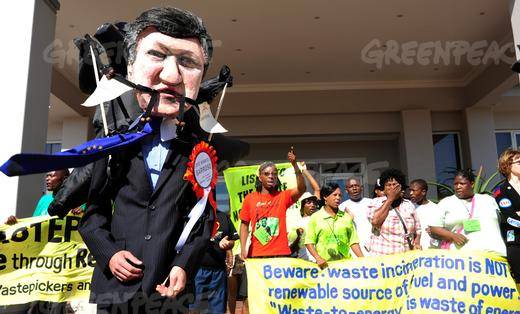 Detienen a 8 activistas de Greenpeace en Durban durante una protesta