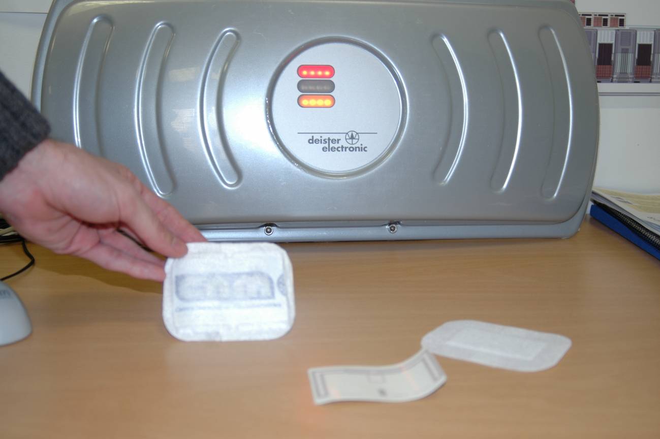 Diseñan una tirita electrónica sin baterías que mide la temperatura corporal y el ritmo cardiaco