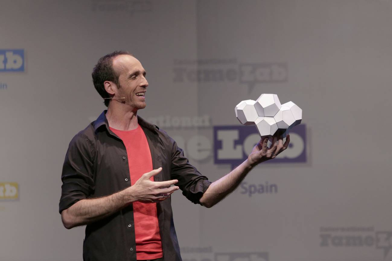 Eduardo Sáenz de Cabezón en la final española de Famelab. / Fecyt