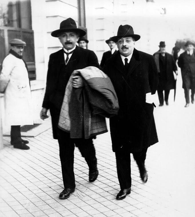 Einstein y Cabrera pasean por Madrid