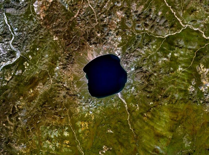 Vista aérea del lago Elgygytgyn (Rusia). Imagen: Wikipedia / NASA. 