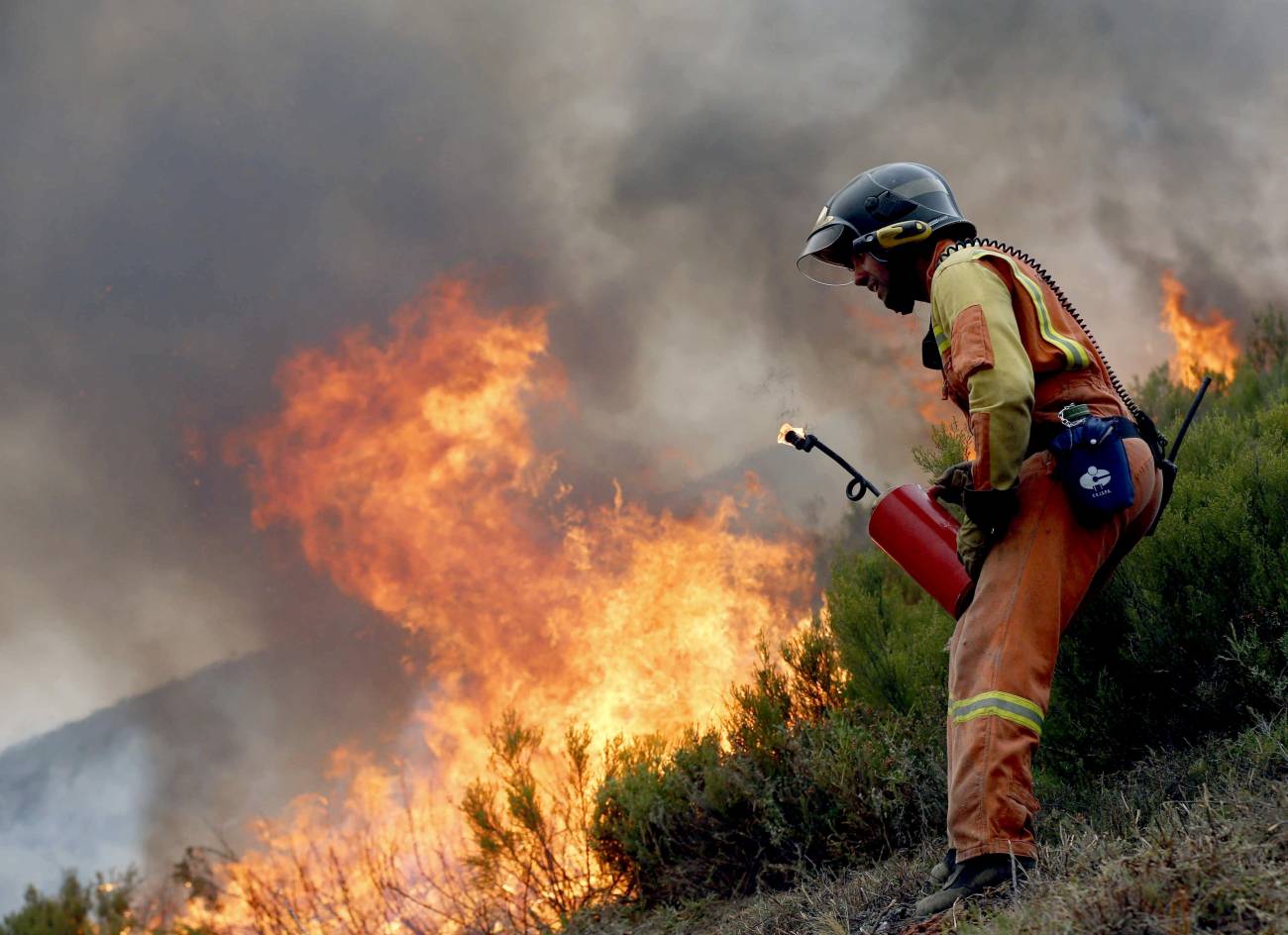 El fuego continúa en Galicia y Asturias 