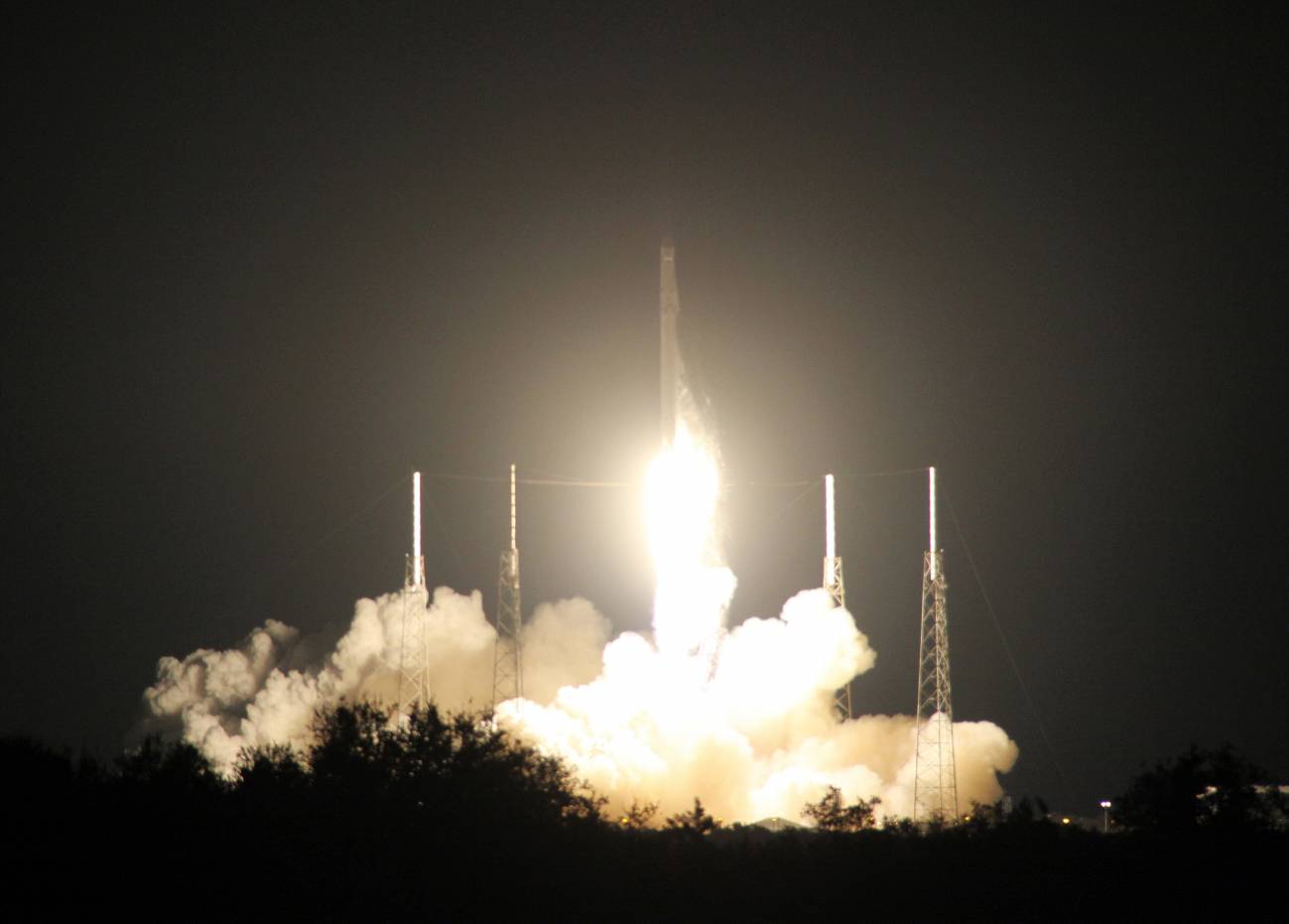 El lanzador Falcon 9 despega con éxito pero aterriza con fallos