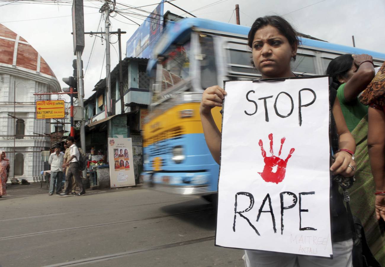Mujeres protestan en Calcuta (India), contra de un nuevo caso de violación. / Piyal Adhikary (Efe)