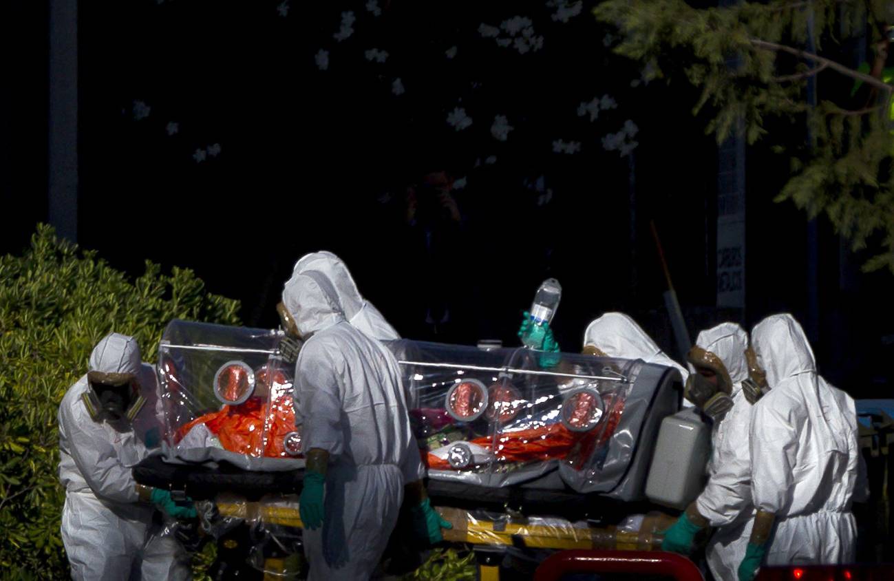 El misionero español infectado de ébola llega al hospital Carlos III