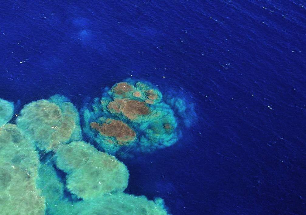 Fotografía facilitada por el Instituto Vulcanológico de Canarias de la mancha originada por el volcán submarino del Mar de las Calmas. / Efe