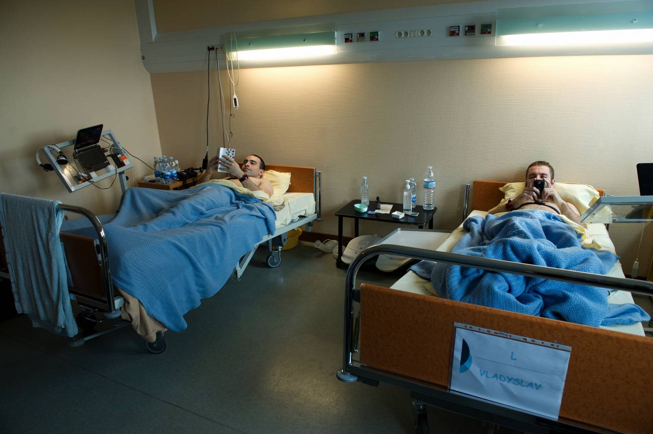 En cama sin moverse salvo necesidades del experimento