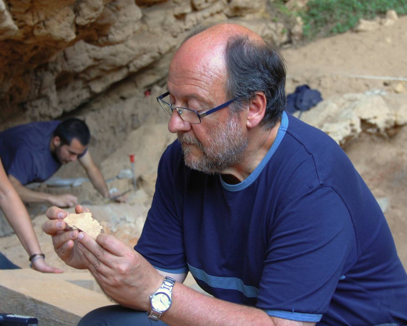 Valentín Villaverde con una de las piezas de la Cova Negra. / UV