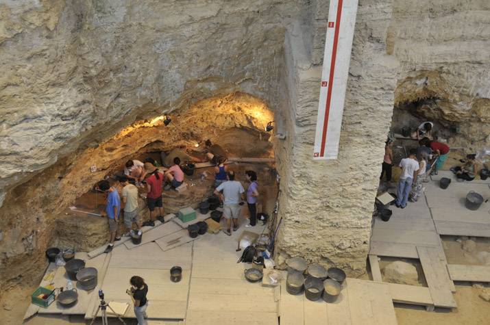 Encuentran zonas de habitación de neandertales que vivieron en el Abric Romaní hace 55.000 años