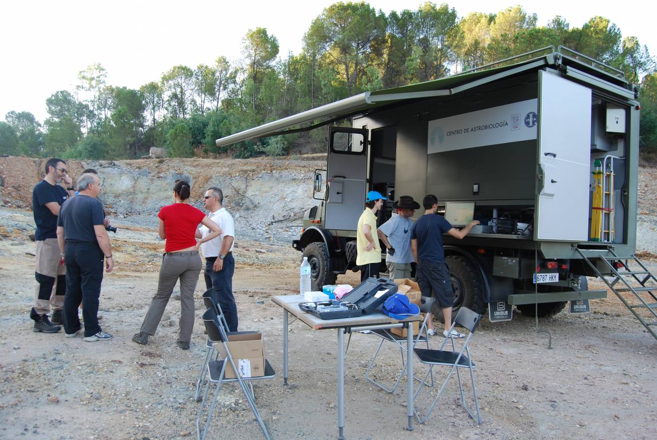 El equipo de científicos e ingenieros del Centro de Astrobiología (INTA–CSIC) en la zona de Peña de Hierro. / SINC.