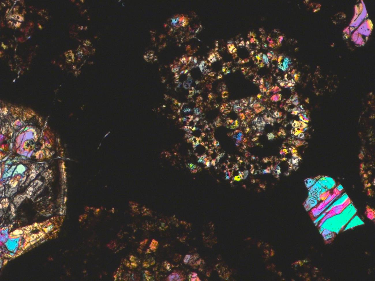 Cóndrulos del meteorito Graves Nunataks (GRA) 95229 vistos bajo el microscopio de luz transmitida./ CSIC