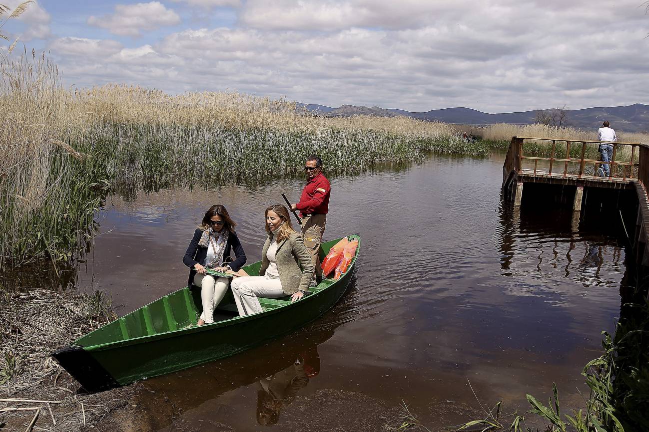 En la imagen, el director del Parque Nacional de Tablas de Daimiel, Carlos Ruiz, y la directora general de Calidad y Evaluación Ambiental y Medio Natural, Guillermina Yanguas durante su visita hoy al parque nacional de las Tablas de Daimiel. 