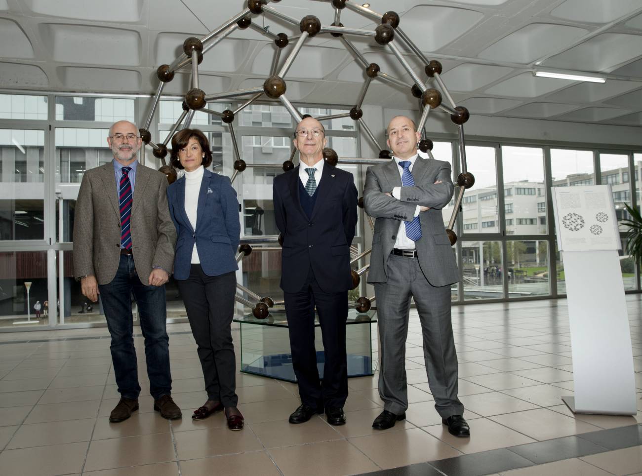 Inauguración de una escultura del fullereno