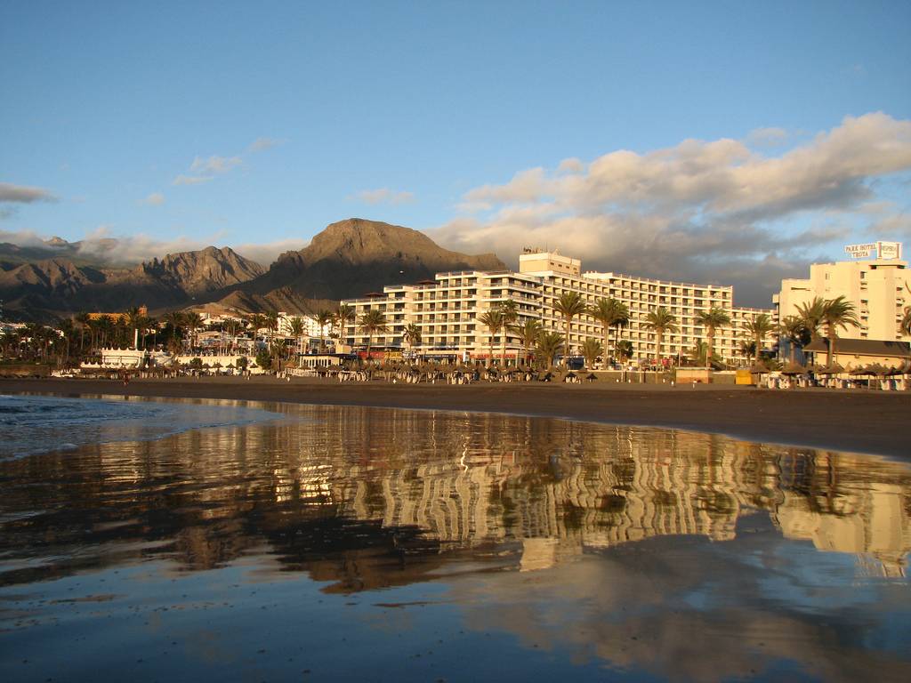 La vulnerabilidad de Canarias es de por sí elevada debido a la fragilidad que supone su naturaleza insular. En la fotografía, la playa de las Américas en la isla de Tenerife. 