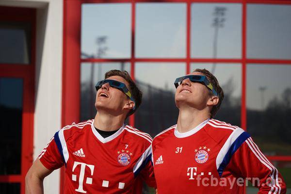 Jugadores del Bayern mirando el eclipse 