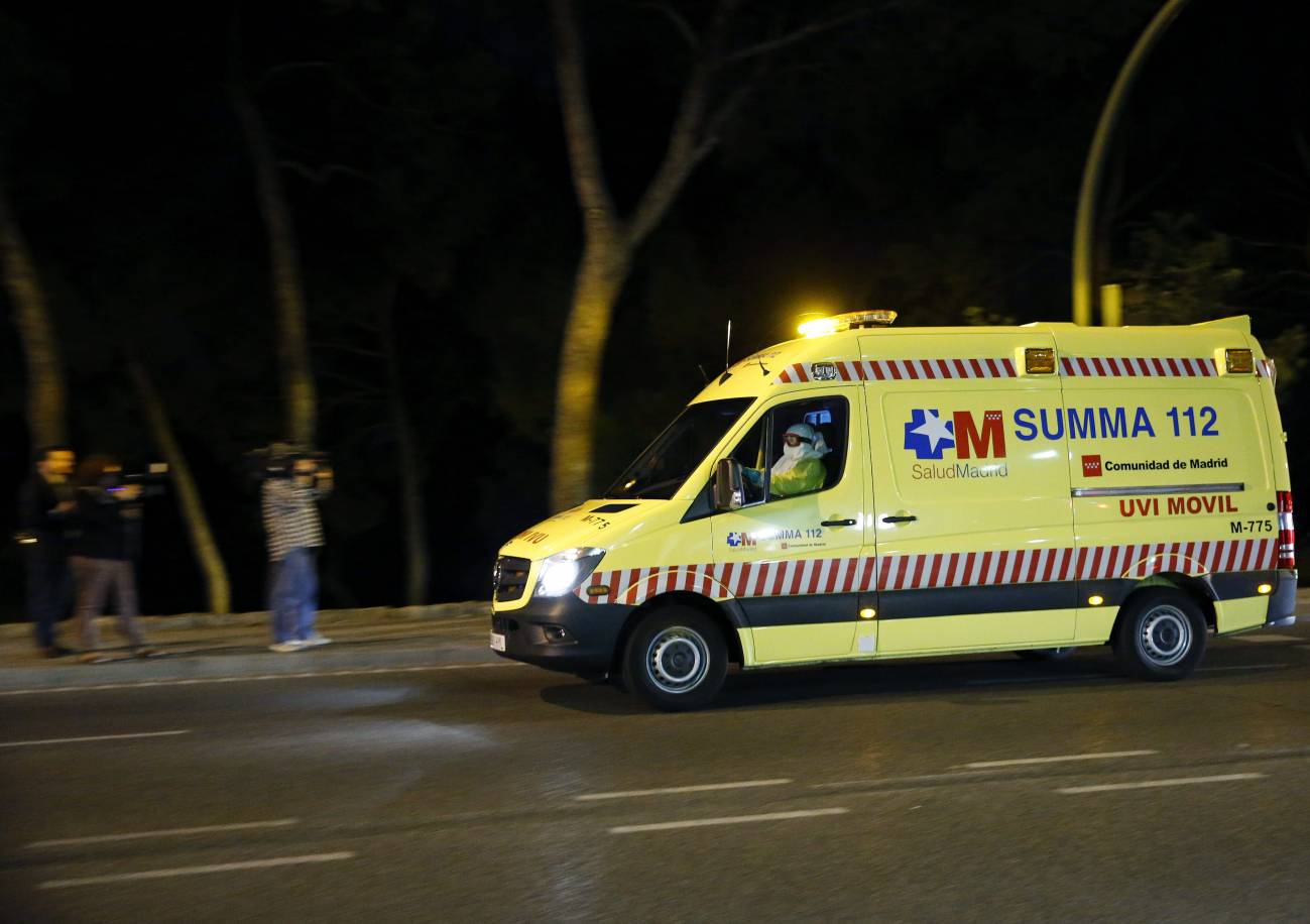 Ambulancia en la que se ha trasladado a la afectada. / Efe