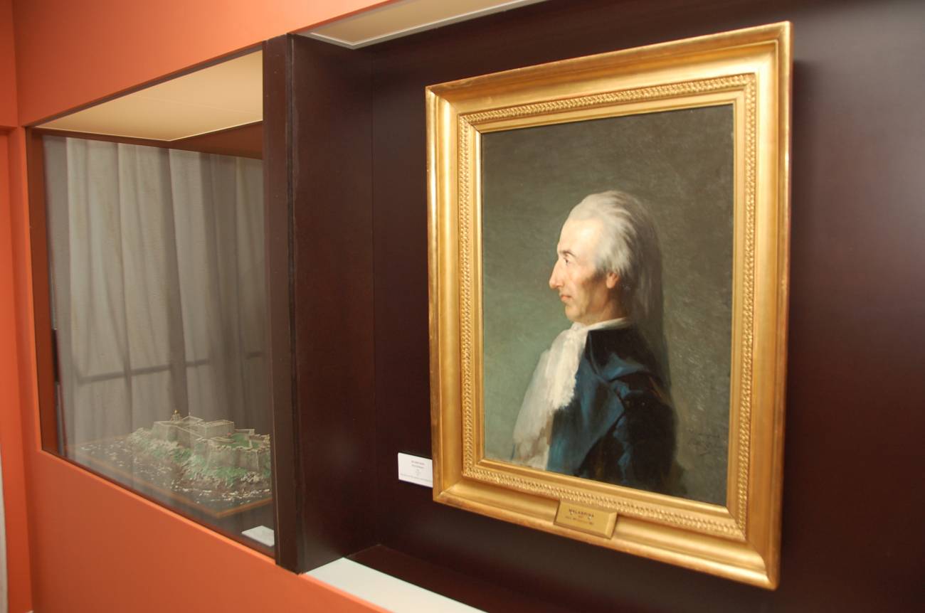 Malaspina 'observa' la maqueta del castillo de La Coruña donde estuvo preso tras su expedición. Imagen: SINC.