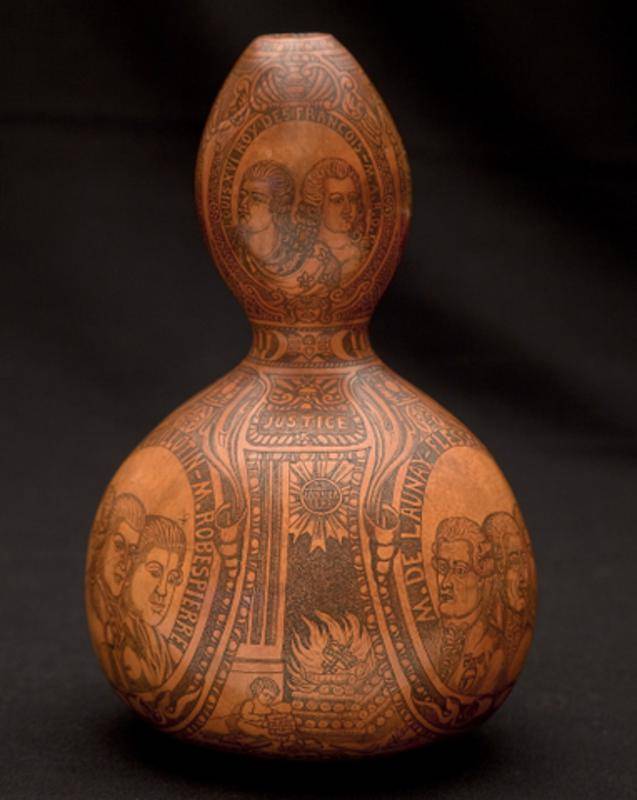 En la imagen puede verse la calabaza decorada con los retratos de los protagonistas de la Revolución Francesa en la que se guardó un pañuelo manchado con la sangre de Luis XVI. / IBE