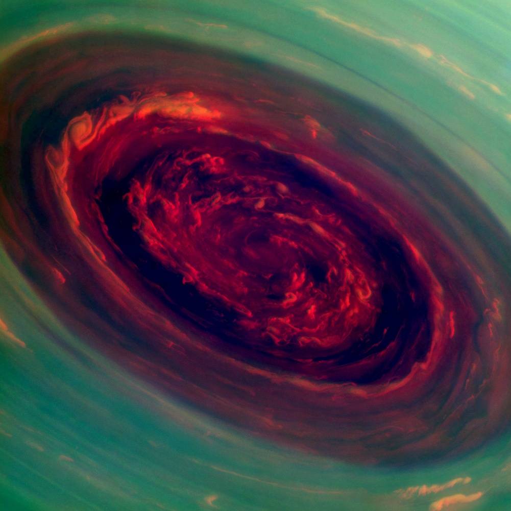 La sonda Cassini fotografia un enorme huracán en Saturno