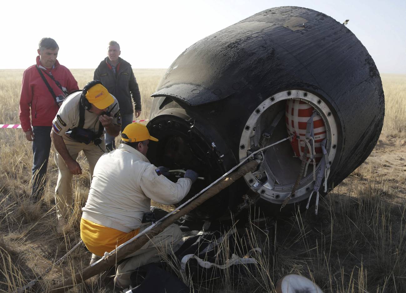 Especialistas de la Agencia Rusia Espacial abren la puerta de la nave rusa Soyuz TMA-08M tras su aterrizaje en Kazajistán. /Efe