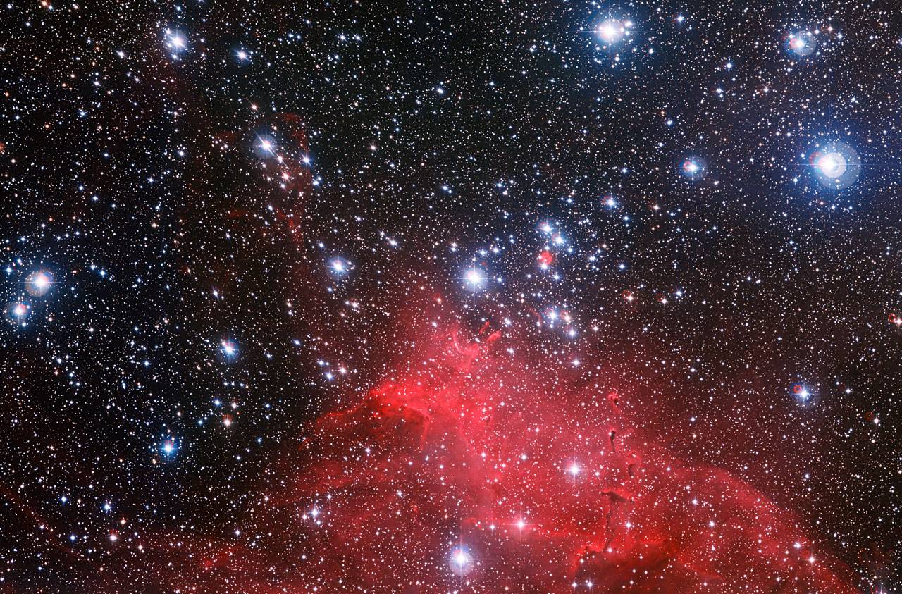Las jóvenes estrellas pintan un paisaje estelar espectacular