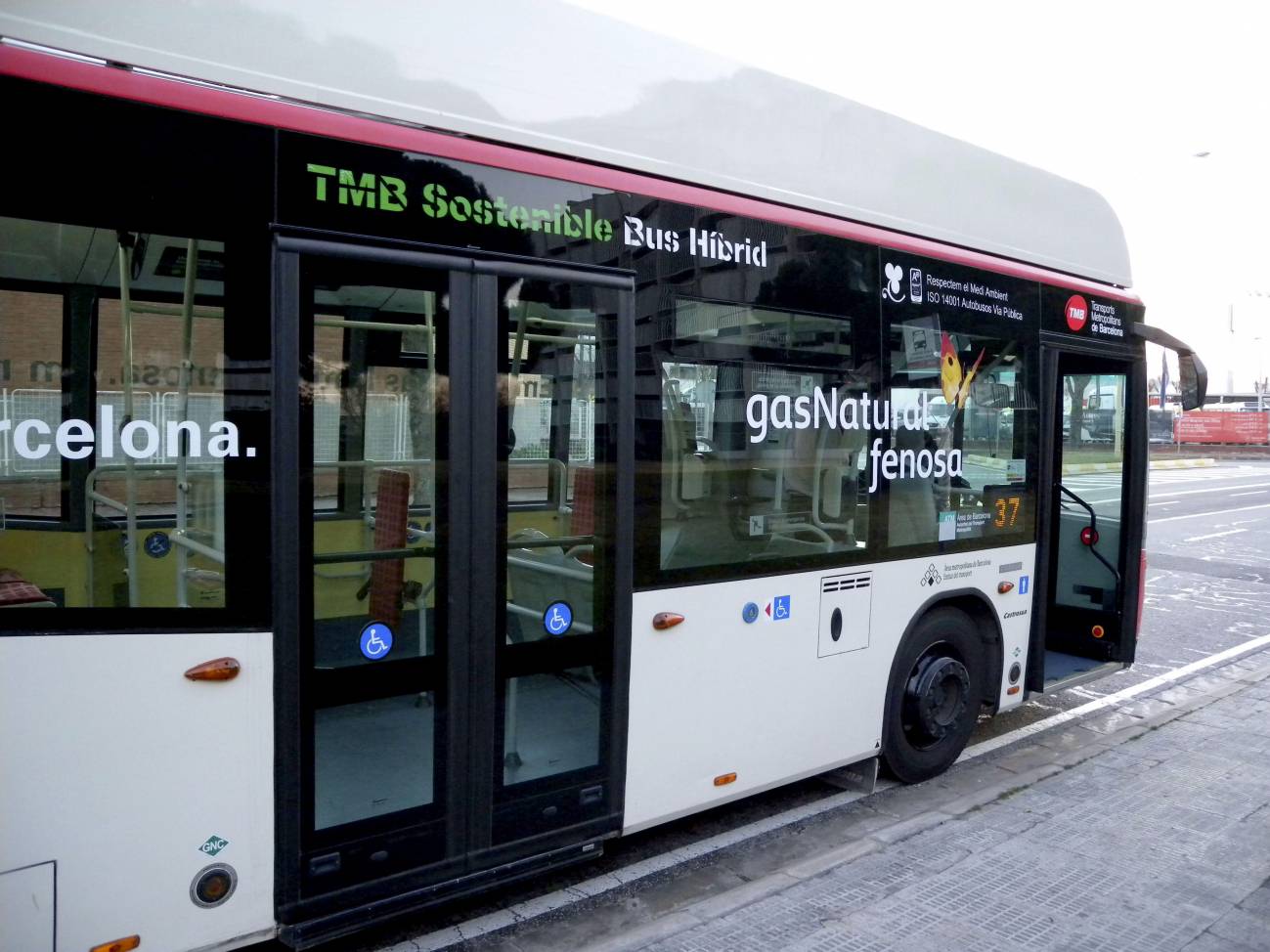 Primer autobús a Gas Natural Comprimido (GNC) convertido en híbrido que ya circula por Barcelona, fruto de un acuerdo firmado en abril de 2010 entre Gas Natural Fenosa y la entidad Transportes Metropolitanos de Barcelona (TMB). Imagen: Efe