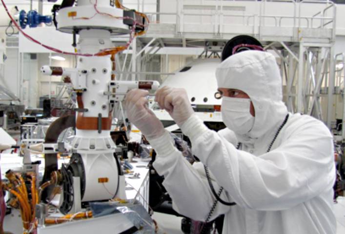 El 6 de agosto culminó el aterrizaje en Marte del rover Curiosity, que incluía una estación ambiental (en la foto) y una antena españolas.Imagen: NASA. 