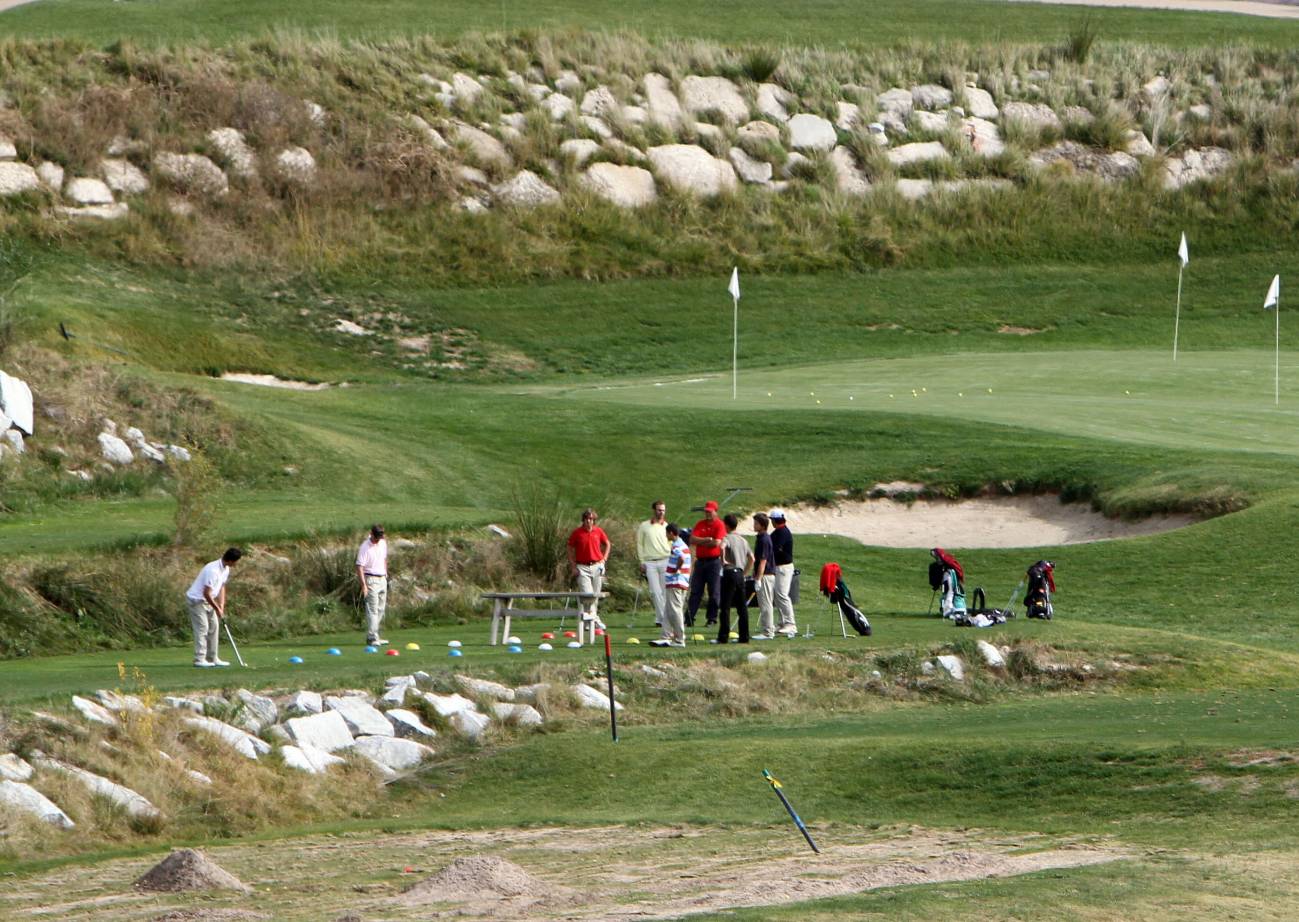 Los campos de golf que reutilizan el agua se riegan en exceso