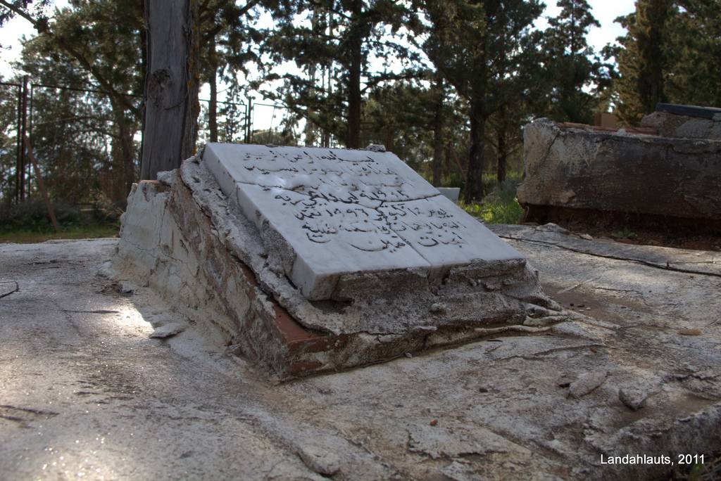 “Los musulmanes entierran a sus muertos en el suelo siempre que pueden”