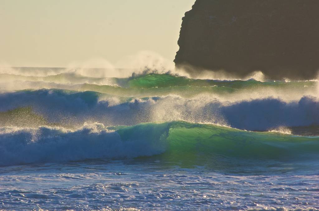 Olas rompiendo en una playa.